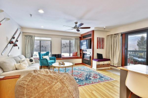 Mountain Views at Mt Green 2BR-2BA, Shuttle, Discounted Lifts, Pool, Hot Tub and More!
